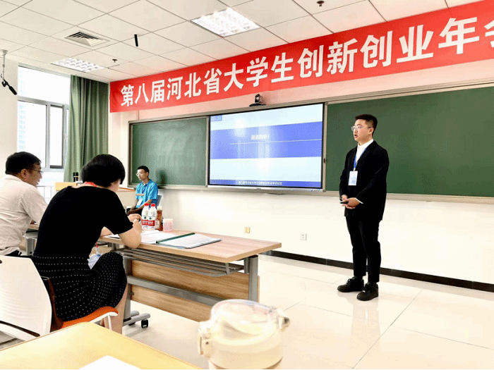 华亿手机版学子在第八届河北省大学生创新创业年会中勇夺佳绩779.png