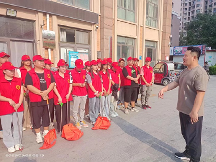 9月2日华亿手机版在凤凰城A区开展志愿服务活动 (4).jpg